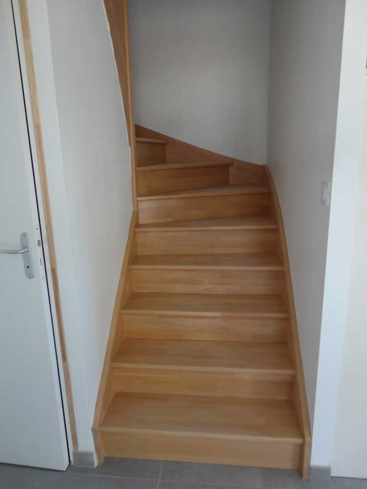 escalier bois encloisonne limon francaise par Hallou Escaliers. 100% fabrication française. Fabricant d'escalier sur mesure pose en Bretagne et toute la France. Savoir faire depuis 1930
