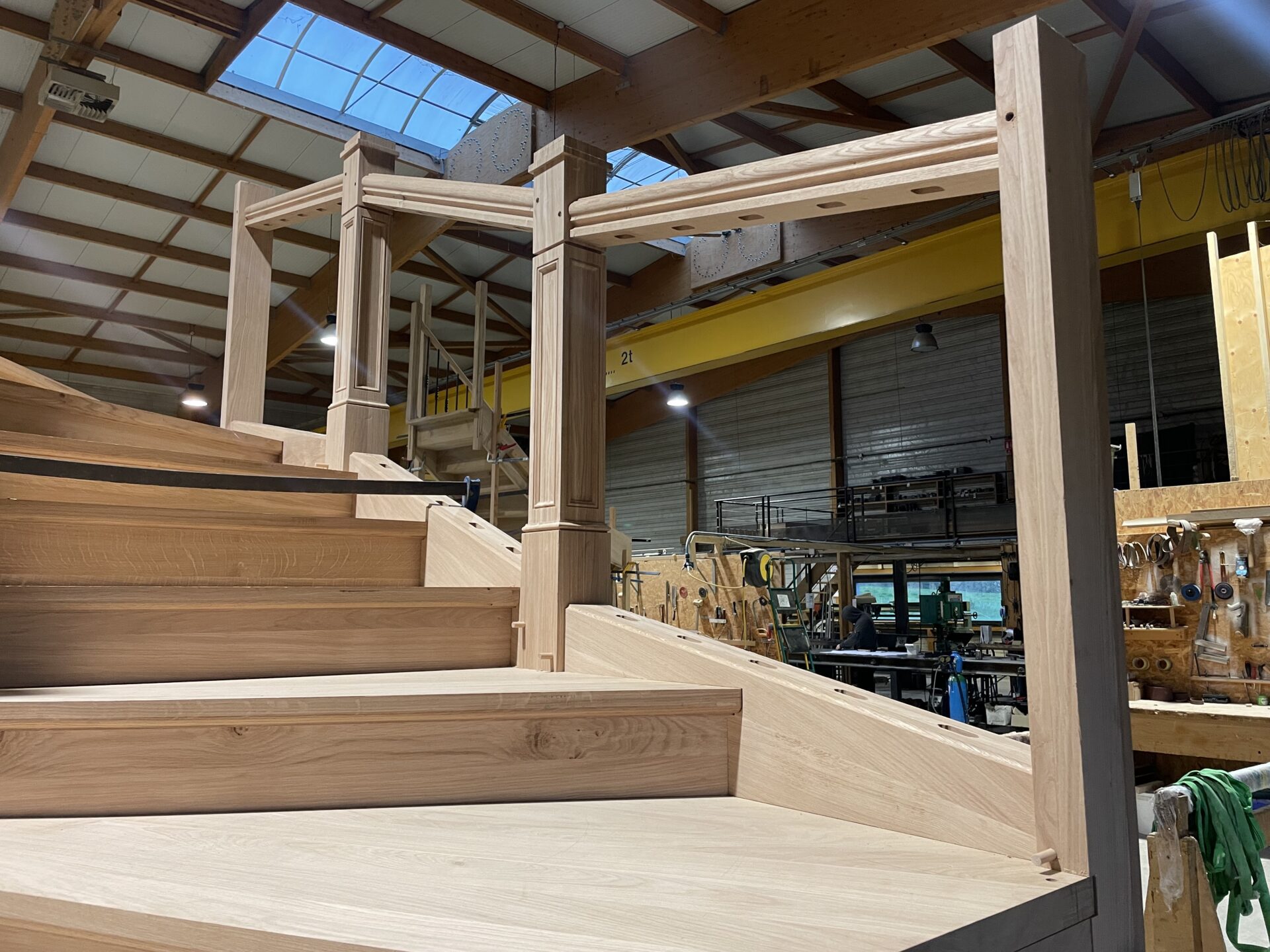 Escalier en bois dans l'atelier Hallou Escaliers