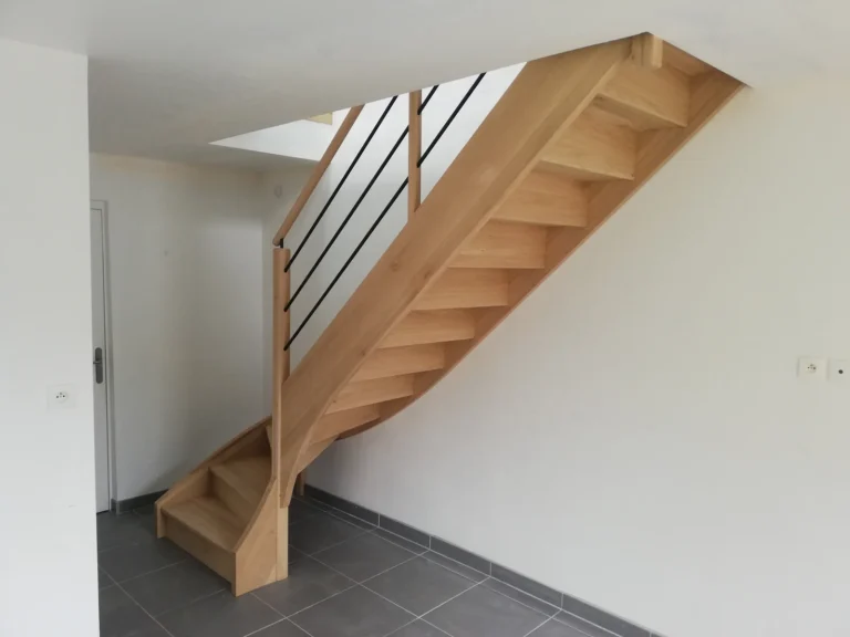 Escalier quart tournant sur mesure en hêtre massif, limon à la française, garde-corps bois et barreaux noirs. réalisation HALLOU ESCALIERS, Rennes (35) Escalier un quart tournant