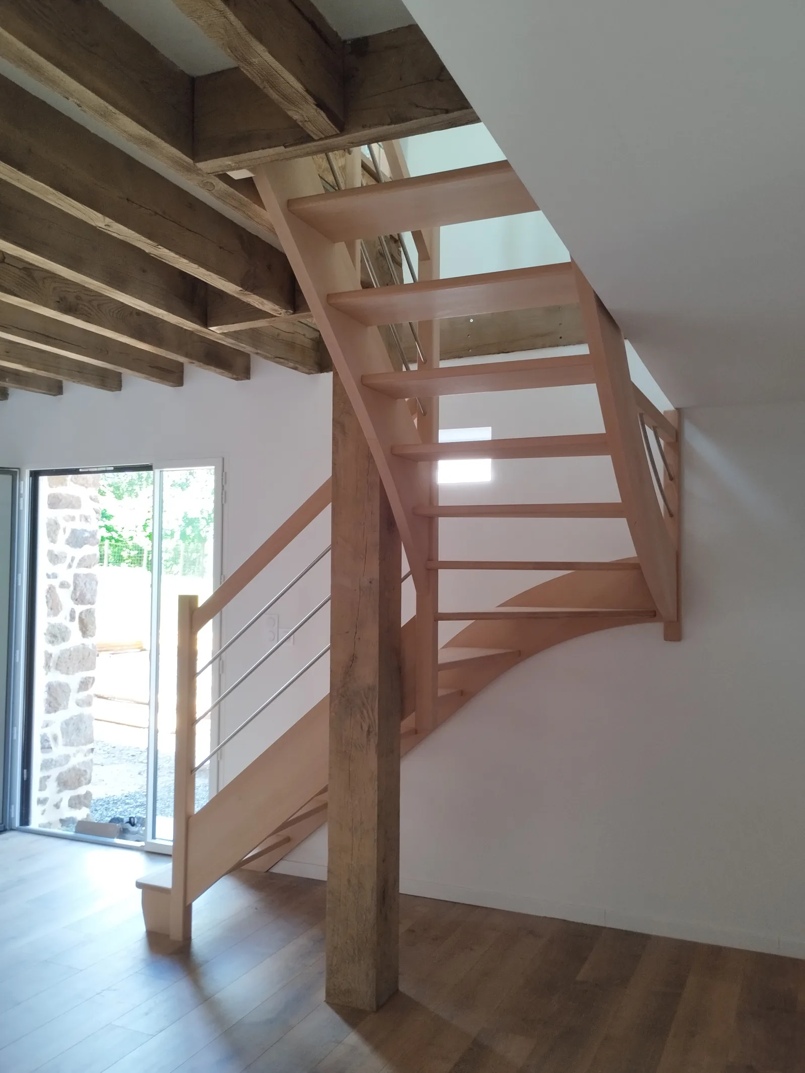 escalier quart tournant central en bois gamme regate cables inox renovation poutres apparentes fabriqué et posé par hallou escaliers en normandie