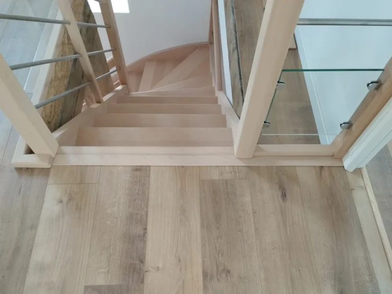 escalier bois droit regate vue dessus palier verre renovation hallou escaliers bretagne