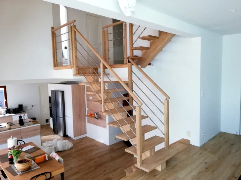 2 Escaliers droits en bois massif avec limon central, sans contremarche et rampe Croisière câbles inox, ouvert sur séjour et cuisine par HALLOU ESCALIERS, Rennes (35). fabricant escalier et pose dans toute la France