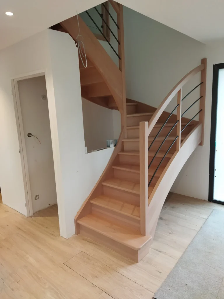 Escalier deux quart tournant en hêtre avec rampe Régate à barreaux courbes maison contemporaine, HALLOU ESCALIERS, Rennes (35).