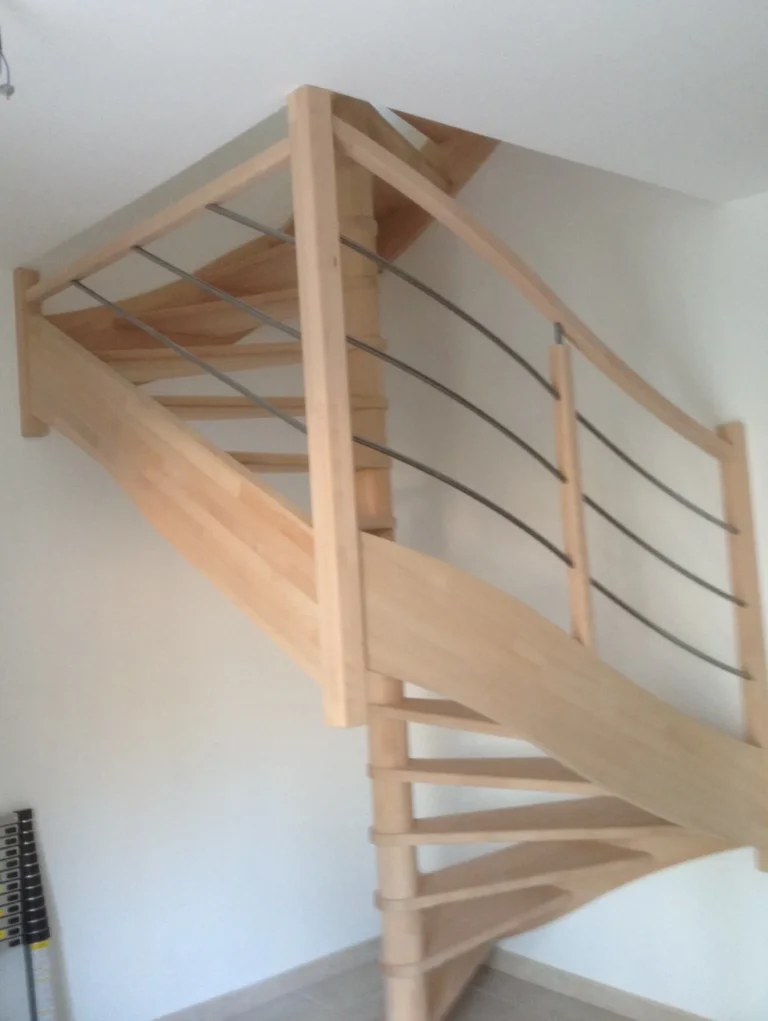 Escalier hélicoïdal en bois massif, fût carré empilement, rampe Régate câbles inox — fabrication escalier sur mesure HALLOU ESCALIERS, Rennes (35)