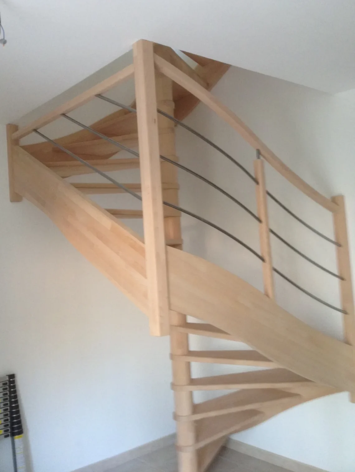 Escalier hélicoïdal en bois massif, fût carré empilement, rampe Régate câbles inox — fabrication escalier sur mesure HALLOU ESCALIERS, Rennes (35)