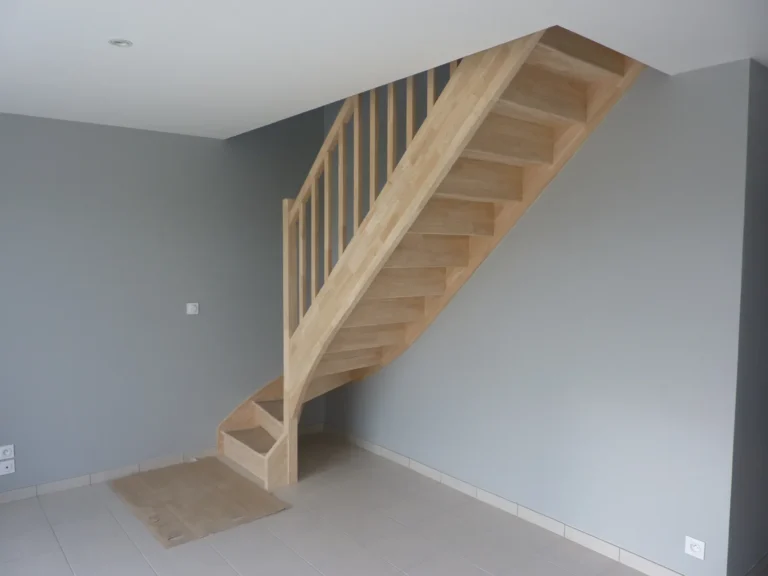 Escalier droit tout bois en hévéa massif, limon central et balustres carrés intérieur contemporain, HALLOU ESCALIERS, Rennes (35). Fabricant escalier sur mesure pose et livraison sur toute la france