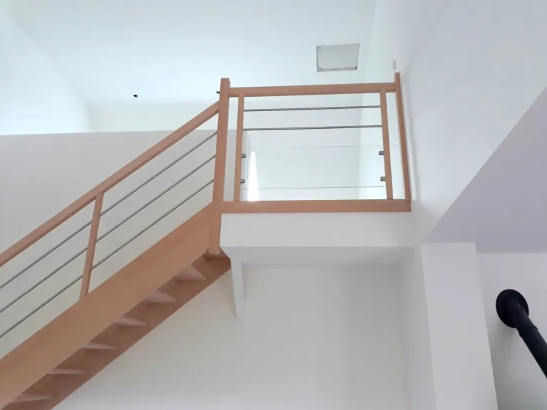Garde-corps de palier en bois massif avec câbles inox horizontaux, rampe Régate. fabrication HALLOU ESCALIERS, Ille-et-Vilaine (35) Fabricant d'escaliers sur mesure
