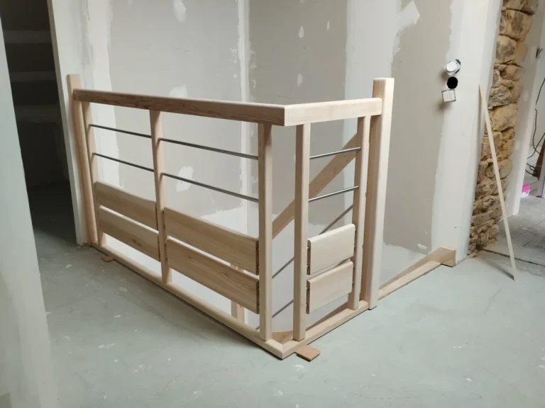 Vue d'ensemble du garde-corps de palier bois frêne olivier, modèle Régate soubassement Doris, en cours de pose dans une rénovation de maison en pierre — HALLOU ESCALIERS, Bretagne (35