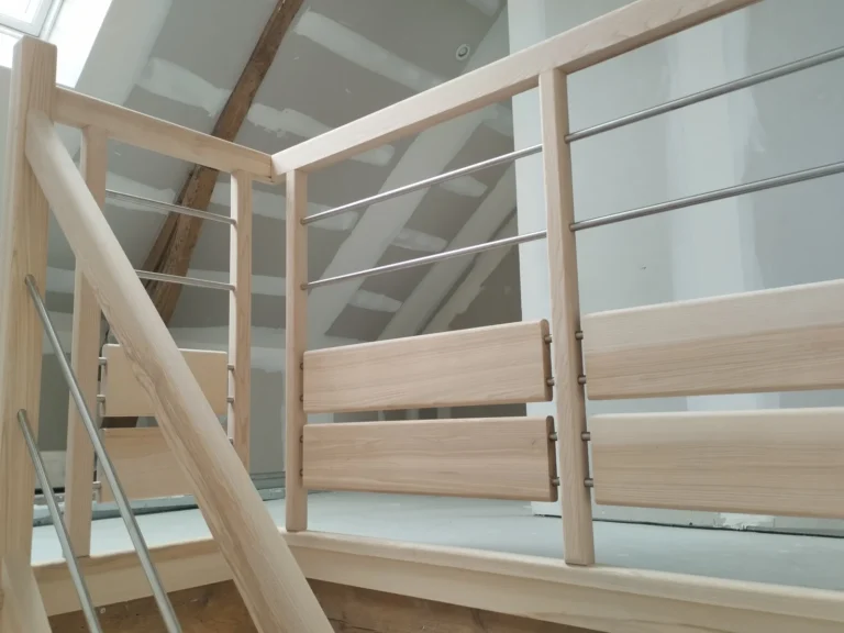 Garde-corps de palier en frêne olivier, modèle Régate avec soubassement Doris, lames bois horizontales et lisses inox — fabrication sur mesure HALLOU ESCALIERS, Erbrée (35).