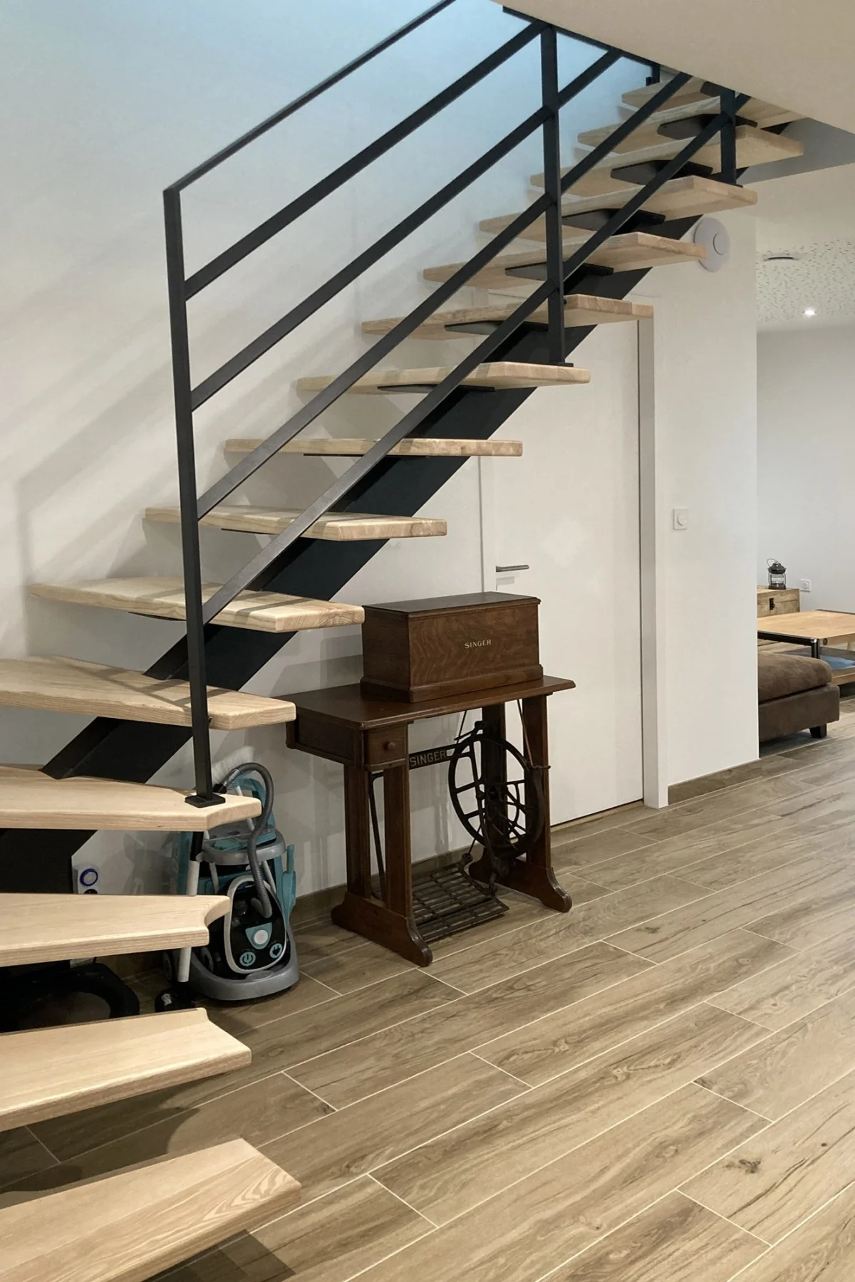 Escalier sur mesure HALLOU Escaliers — modèle DTB 1/4 tournant à droite, limon acier noir thermolaqué RAL 9004 finition Paquebot, marches frêne Olivier massif 40 mm, rampe TRANSAT acier, maison passive La Bouëxière (35) Ille-et-Vilaine