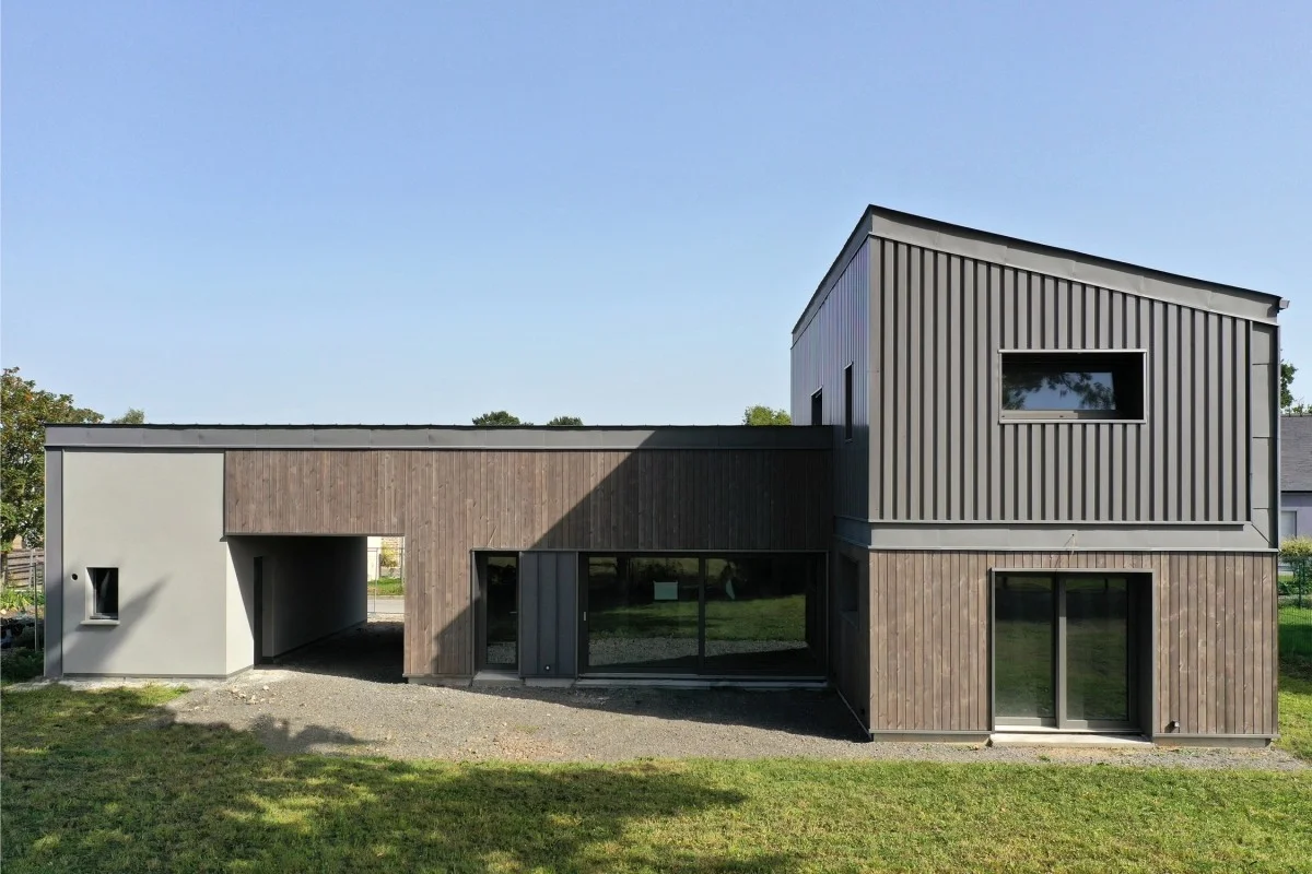 Maison passive Passivhaus à La Bouëxière (35) en ossature bois avec bardage bois et zinc gris anthracite —escalier intérieur sur mesure fabriqué par HALLOU Escaliers, Saint-Aubin-du-Cormier, Ille-et-Vilaine