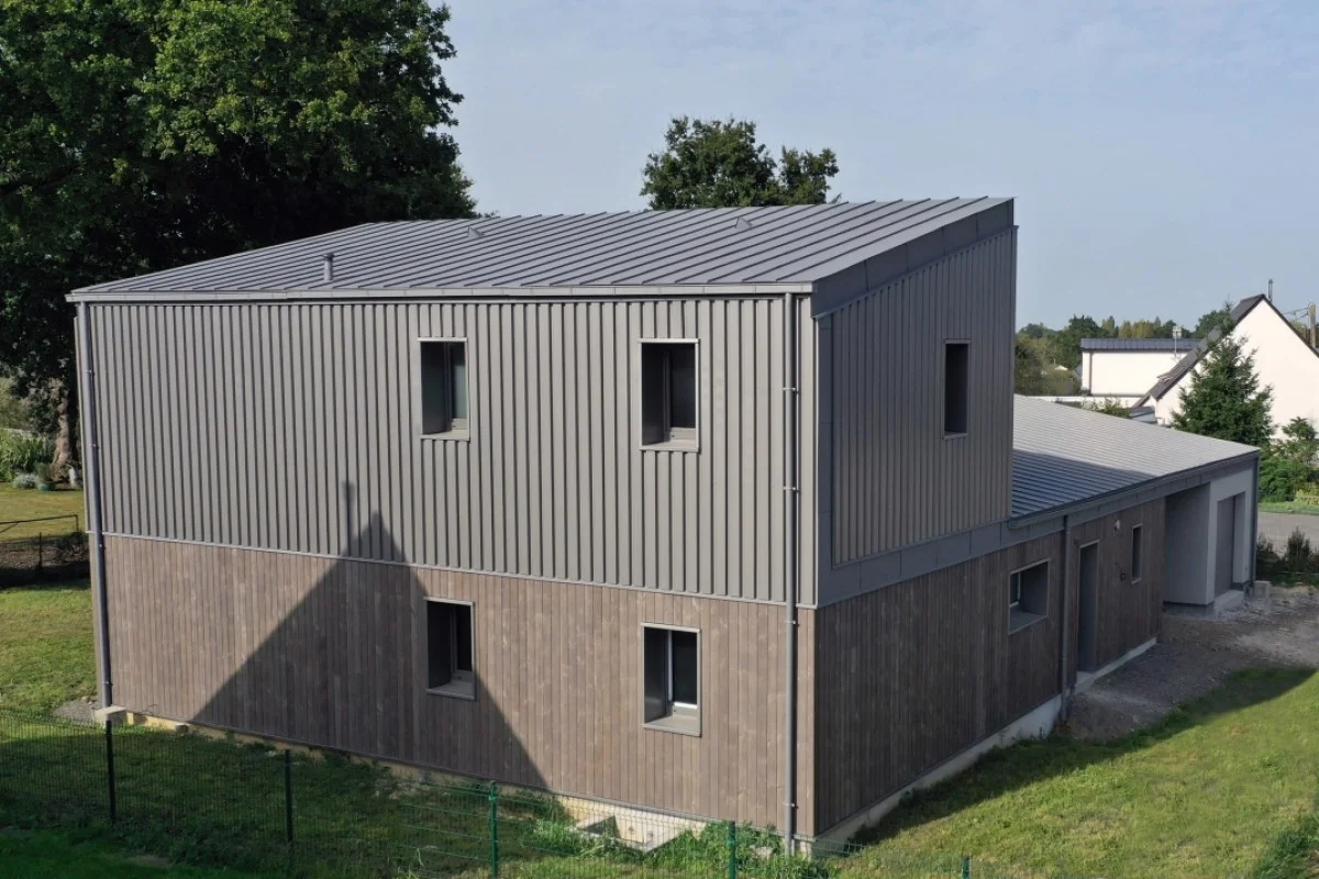 Vue aérienne de la maison passive à La Bouëxière (35) — toiture et bardage zinc, ossature bois, construction Passivhaus avec escalier sur mesure HALLOU Escaliers, Ille-et-Vilaine