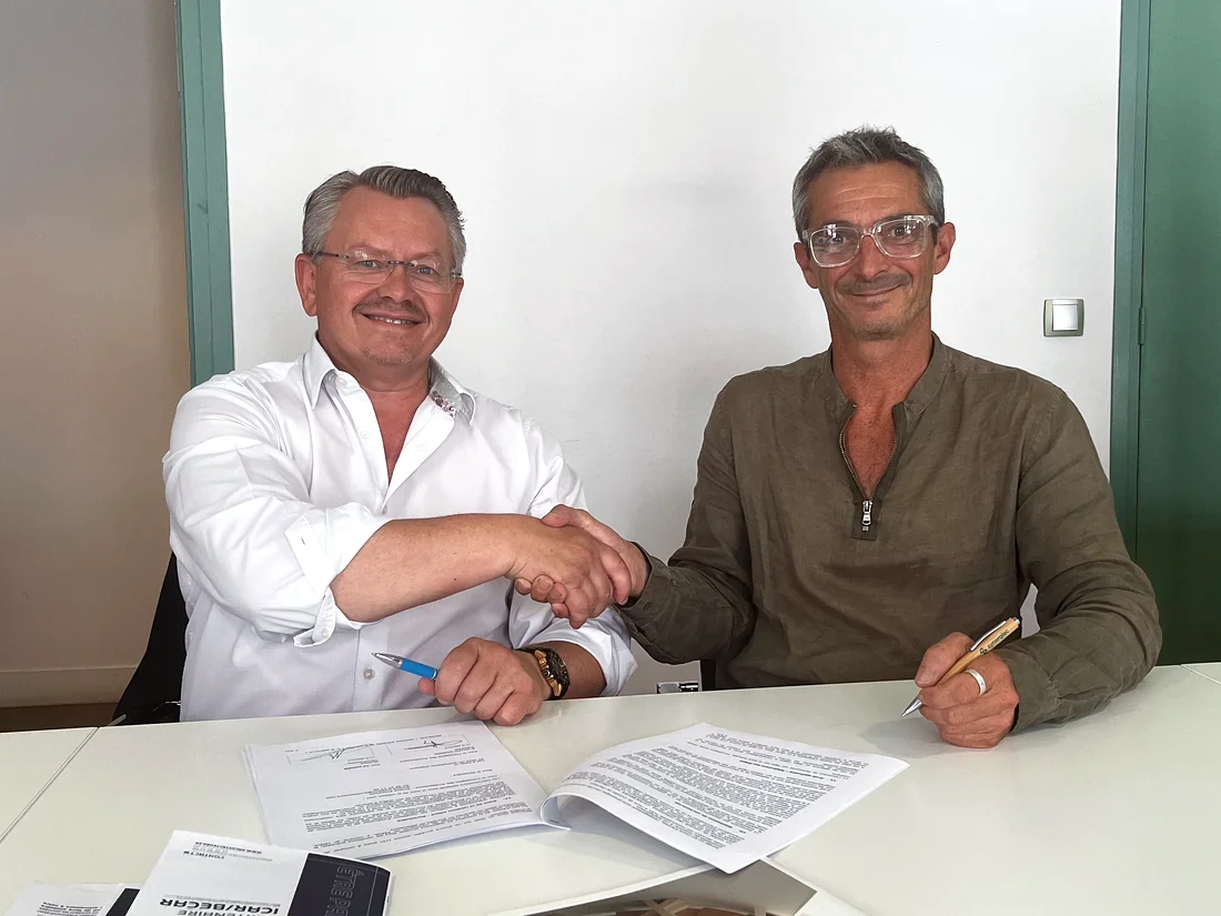Poignée de main entre Christophe AUBIN, gérant d'HALLOU Escaliers, fabricant d'escaliers sur mesure, et Vincent GASNIER, président des Architecteurs, scellant leur partenariat industriel.