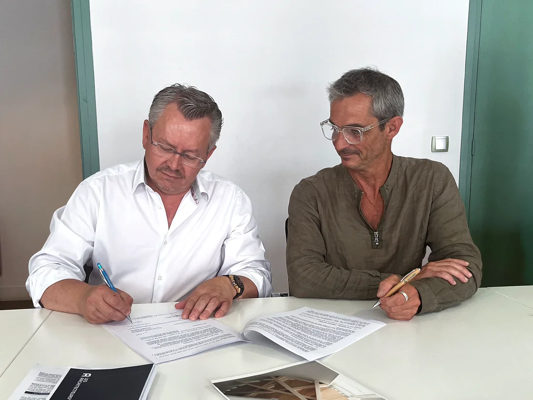 Christophe AUBIN et Vincent GASNIER signant la convention de partenariat entre HALLOU Escaliers, spécialiste de l'escalier sur mesure, et le réseau Les Architecteurs.