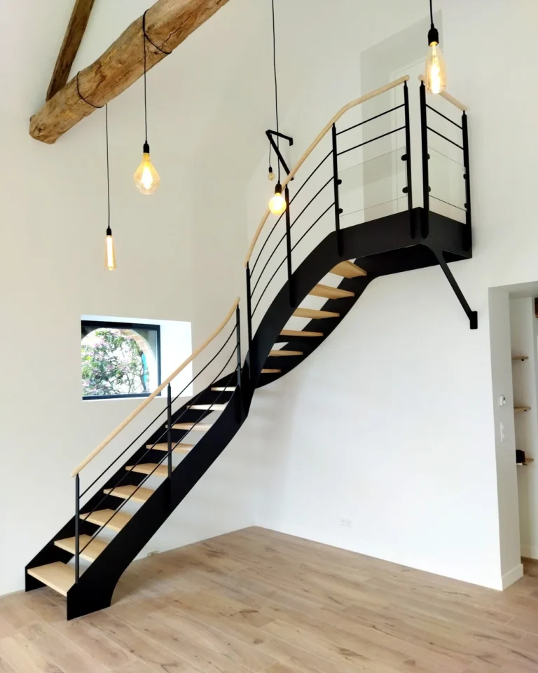 Escalier métal droit à crémaillère Française en acier noir thermolaqué, marches en hêtre très clair, garde-corps barres horizontales avec main courante bois et palier en verre, dans une grange rénovée avec poutres apparentes à Saint-Aubin-du-Cormier (35). — HALLOU ESCALIERS, fabricant d'escaliers Saint-Aubin-du-Cormier (35).