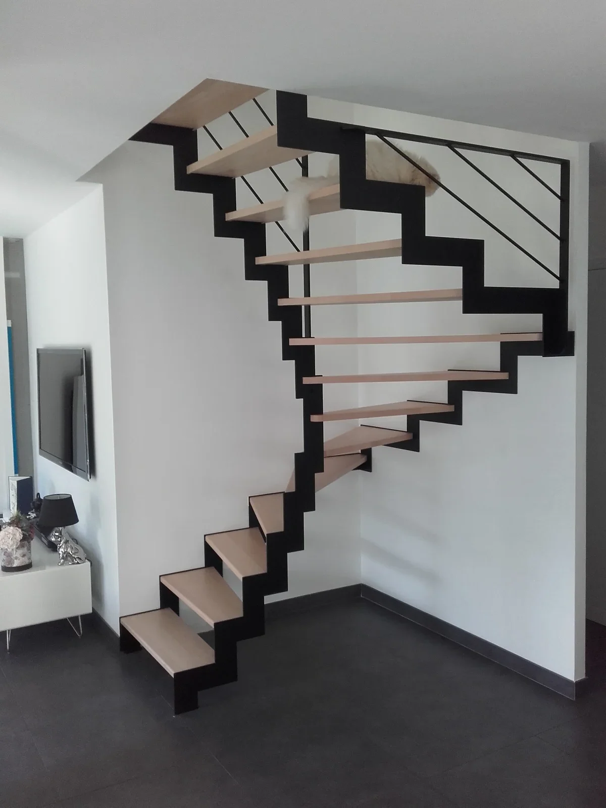 Vue plongeante d'un escalier métal droit Virgule en acier noir thermolaqué, marches en chêne massif, garde-corps ZZ à barres diagonales avec balustres bois, réalisation HALLOU ESCALIERS à Montgermont (35). — HALLOU ESCALIERS, escalier sur mesure Montgermont (35).