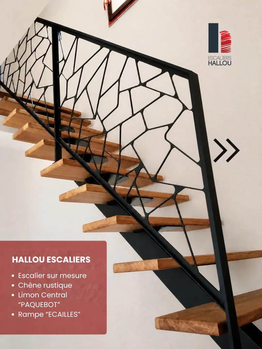 Escalier sur mesure fabriqué par Hallou EScaliers à découvrir lors de la porte ouverte Maisons Battais samedi 19 et 20 septembre à Lecousse. Escalier métal et bois, poutre central paquebot avec rampe Ecailles thermolaquée