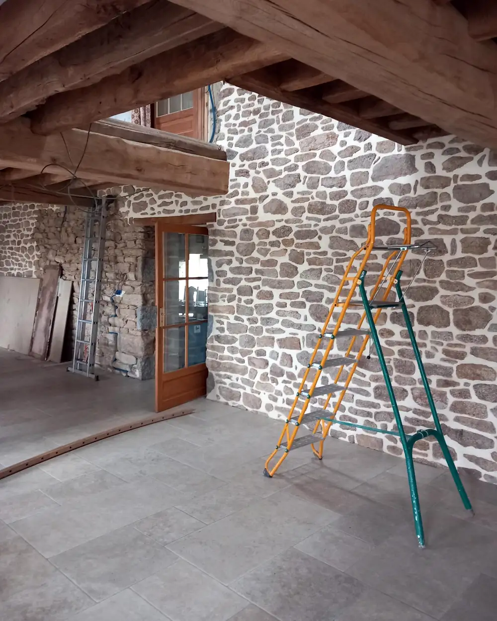 Hallou Escaliers Pièce d'une longère en pierre avant la pose d'un escalier intérieur sur mesure