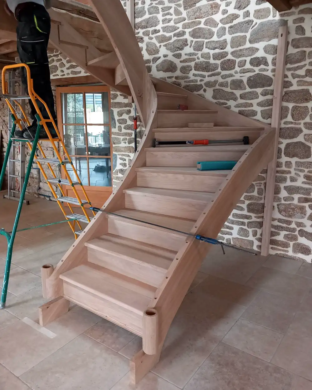 Hallou Escaliers Escalier bois quart tournant avec contremarches en cours de serrage