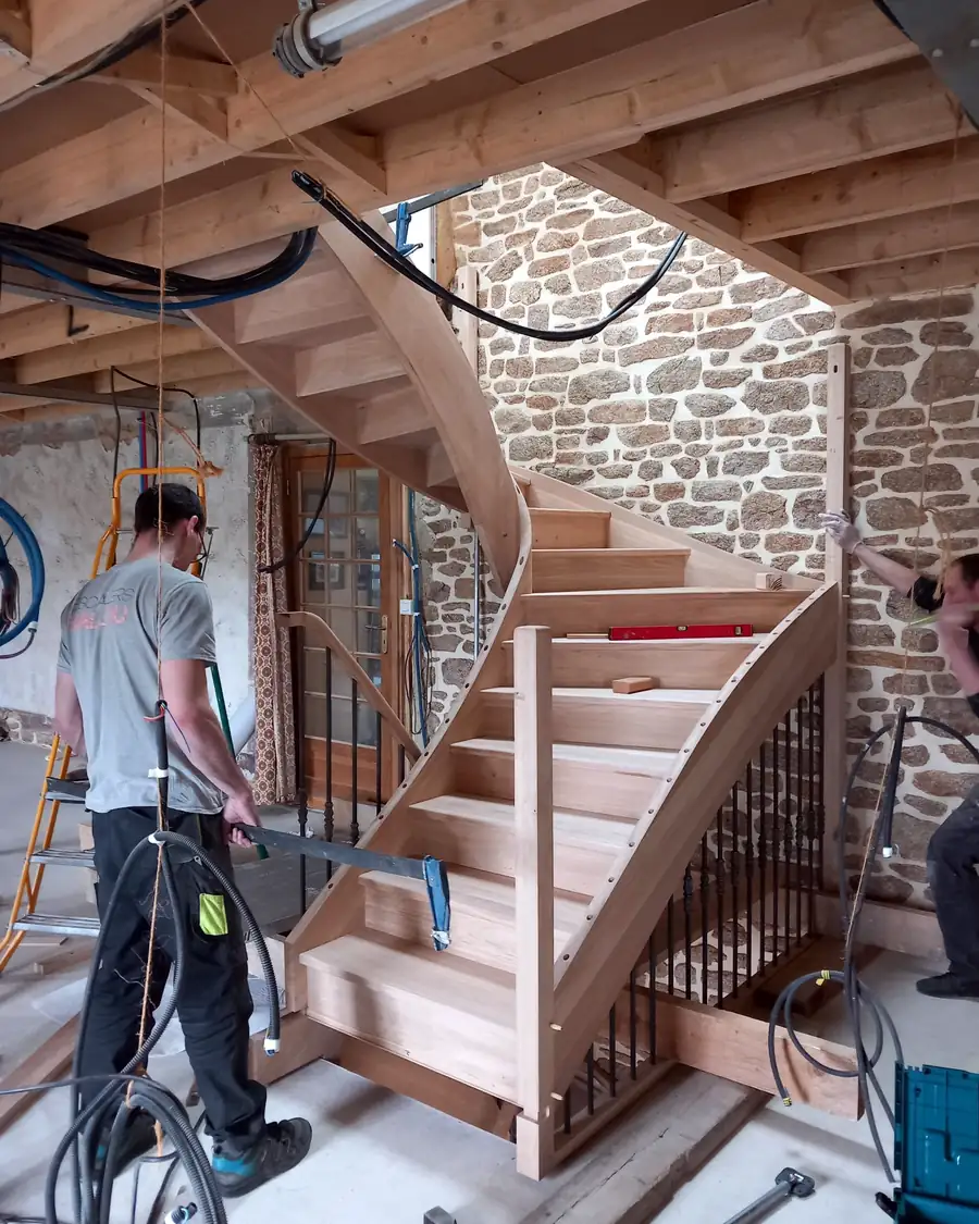 Hallou Escaliers Pose du second escalier en chêne vers le deuxième étage d'une longère à Saint-Ouen-des-Alleux